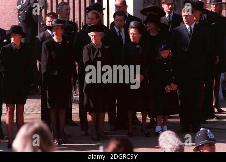 La famiglia reale guarda come passa la bara di Diana all'Abbazia di Westminster. Â©Doug Peters/allactiondigital.com Foto Stock