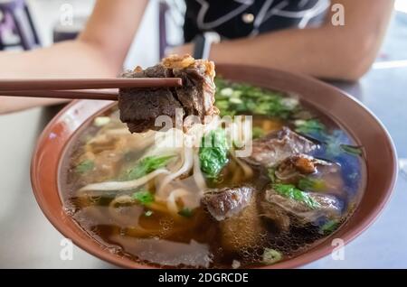 Zuppa di noodle di manzo in umido Foto Stock