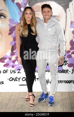 Ospita Charlotte Crosby e Stephen Bear che partecipano alla fotocellula Just Tattoo of US Series 2 presso un Pop-op Tattoo Parlor a Camden, Londra. Il credito fotografico dovrebbe essere: Doug Peters/EMPICS Entertainment Foto Stock