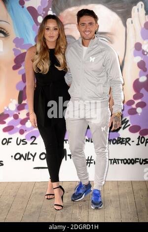 Ospita Charlotte Crosby e Stephen Bear che partecipano alla fotocellula Just Tattoo of US Series 2 presso un Pop-op Tattoo Parlor a Camden, Londra. Il credito fotografico dovrebbe essere: Doug Peters/EMPICS Entertainment Foto Stock