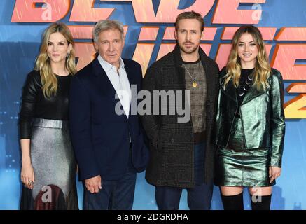 Sylvia Hoeks, Harrison Ford, Ryan Gosling e Ana de Armas (sinistra-destra) frequentano la fotocellula Blade Runner 2049 al Corinthia Hotel, Londra. Il credito fotografico dovrebbe essere: Doug Peters/EMPICS Entertainment Foto Stock
