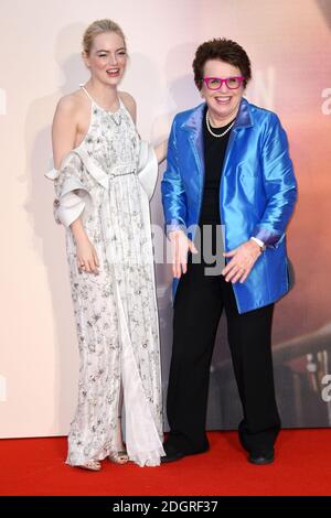 Emma Stone e Billie Jean King arrivano alla prima Battle of the Sexes tenuta durante il BFI London Film Festival all'Odeon Leicester Square di Londra. Il credito fotografico dovrebbe essere: Doug Peters/EMPICS Entertainment Foto Stock