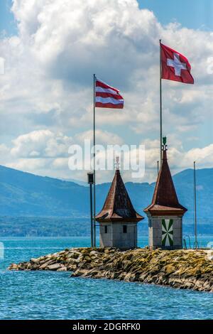 Ingresso al porto della città di Morges, sulla sponda nord del lago di Ginevra, nel cantone di Vaud, in Svizzera. Foto Stock