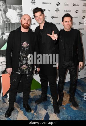 Mark Sheehan (a sinistra), Danny o'Donoghue (al centro) e Glen Power from the script arrivano per la 26esima edizione del concorso annuale Music Industry Trusts Award che si tiene al Grosvenor House Hotel di Londra. Il credito immagine dovrebbe essere: Doug Peters/Empics Entertainment Foto Stock