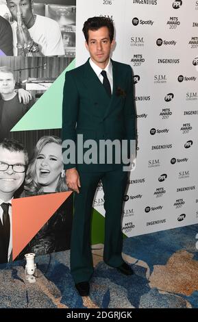 Mark Ronson arriva per la 26esima edizione del Music Industry Trusts Awards che si tiene al Grosvenor House Hotel di Londra. Il credito immagine dovrebbe essere: Doug Peters/Empics Entertainment Foto Stock