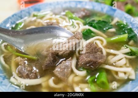 Zuppa di noodle di manzo in umido Foto Stock