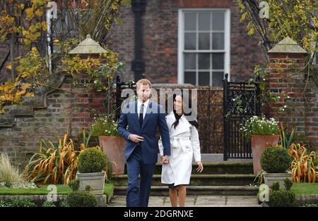 Il principe Harry e Meghan Markle ad una fotocellula per annunciare il loro impegno a Kensington Palace, Londra. Il credito fotografico dovrebbe essere: Doug Peters/EMPICS Entertainment Foto Stock
