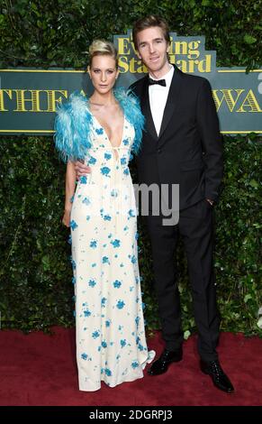 Poppy Delevingne e il marito James Cook arrivano ai premi serali Standard Theatre al Theatre Royal Drury Lane, Londra. Il credito fotografico dovrebbe essere: Doug Peters/EMPICS Entertainment Foto Stock