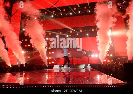 I Chainsmokers sul palco durante il secondo giorno del Capital's Jingle Bell Ball 2017 con Coca-Cola all'O2 Arena, Londra. Foto Stock