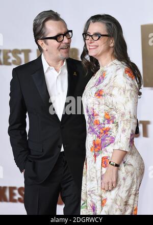 Gary Oldman e la moglie Gisele Schmidt frequentano la prima dell'ora più oscura che si tiene all'Odeon, Leicester Square, Londra. Il credito immagine dovrebbe essere: Doug Peters/EMPICS Entertainment Foto Stock