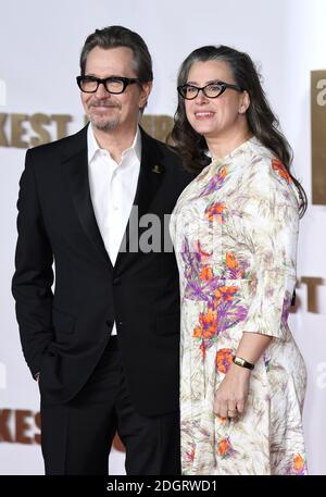 Gary Oldman e la moglie Gisele Schmidt frequentano la prima dell'ora più oscura che si tiene all'Odeon, Leicester Square, Londra. Il credito immagine dovrebbe essere: Doug Peters/EMPICS Entertainment Foto Stock