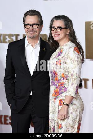 Gary Oldman e la moglie Gisele Schmidt frequentano la prima dell'ora più oscura che si tiene all'Odeon, Leicester Square, Londra. Il credito immagine dovrebbe essere: Doug Peters/EMPICS Entertainment Foto Stock