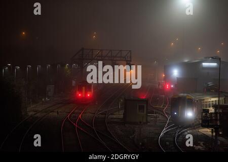 Treni su una mattina nebbiosa a Nottingham City, Nottinghamshire Inghilterra Regno Unito Foto Stock