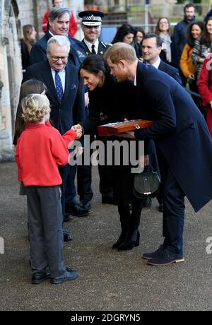 Harry Smith e Megan Taylor, entrambi della scuola elementare di Marlborough, presentano un regalo di nozze al principe Harry e a Meghan Markle durante una visita al castello di Cardiff, giovedì 18 gennaio 2018 Foto Stock