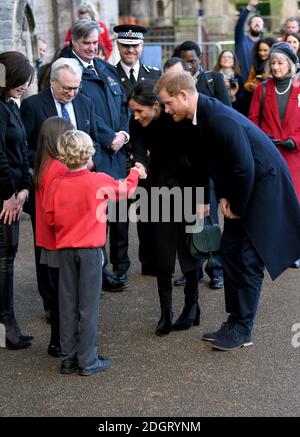 Harry Smith e Megan Taylor, entrambi della scuola elementare di Marlborough, presentano un regalo di nozze al principe Harry e a Meghan Markle durante una visita al castello di Cardiff, giovedì 18 gennaio 2018 Foto Stock