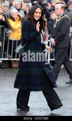 Meghan Markle durante una passeggiata sulla spianata al Castello di Edimburgo, durante la loro visita in Scozia. Il credito fotografico dovrebbe essere: Doug Peters/EMPICS Entertainment Foto Stock