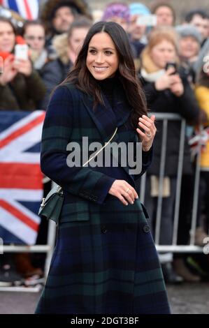 Meghan Markle durante una passeggiata sulla spianata al Castello di Edimburgo, durante la loro visita in Scozia. Il credito fotografico dovrebbe essere: Doug Peters/EMPICS Entertainment Foto Stock