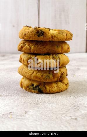 Un primo piano di deliziosi biscotti al cioccolato appena sfornati accatastati l'uno sull'altro Foto Stock