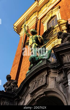 Facciata della Chiesa di San Michele, San Michaelis o Michel e la scultura della Vittoria sul Diavolo, chiesa luterana situato nel centro di Ham Foto Stock