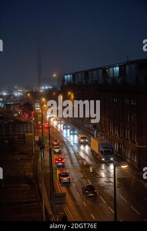 Ora di punta su Queen's Road a Nottingham City, guardando verso Eastcroft Depot e London Road, Nottinghamshire England UK Foto Stock