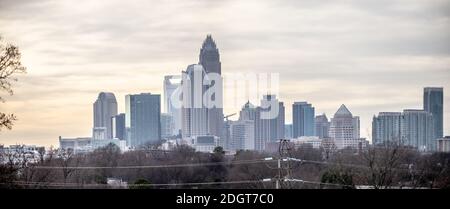 Tramonto e sovrastato sul paesaggio urbano di charlotte nc Foto Stock