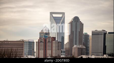 Tramonto e sovrastato sul paesaggio urbano di charlotte nc Foto Stock