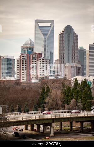 Tramonto e sovrastato sul paesaggio urbano di charlotte nc Foto Stock