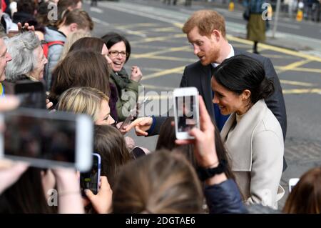 Prince Harry e Meghan Markle durante una passeggiata a Belfast centro città Foto Stock