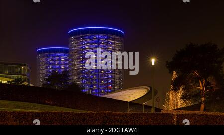 La Volkswagen Autostadt è illuminata in modo luminoso per la stagione delle vacanze. E' un importante punto di riferimento nella citta' di Wolfsburg. Foto Stock