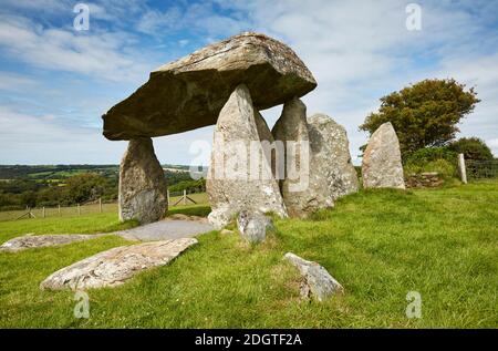 La Pentre Ifan Dolmen, una camera di sepoltura neolitica a Pembrokeshire Foto Stock