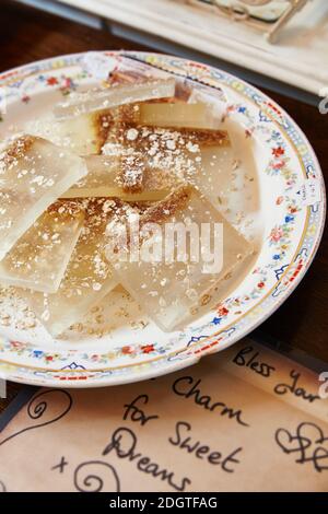 Sapone fatto a mano in esposizione presso il negozio Spellbound Herbals a Machynlleth, Powys, Galles, Regno Unito Foto Stock