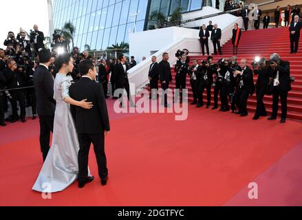 Fan Liao, Tao Zhao e Zhangke Jia che partecipano alla prima Eternals (la cenere è bianco puro) come parte del 71esimo Festival del Cinema di Cannes Foto Stock