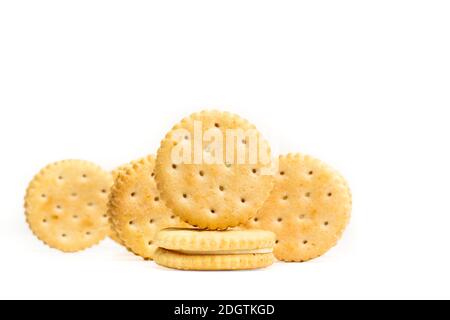 Biscotti rotondi al limone isolati su sfondo bianco Foto Stock