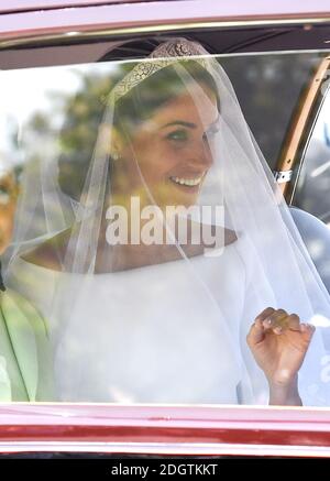 Meghan Markle corre in un'auto accompagnata da sua madre, la signora Doria Ragland, lungo il Long Walk, prima del suo matrimonio con il principe Harry alla cappella di San Giorgio al Castello di Windsor. Il credito fotografico dovrebbe essere: Doug Peters/EMPICS Foto Stock