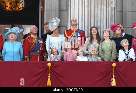 (Da sinistra a destra) Regina Elisabetta II, Duchessa di Sussex, Principe di Galles, Duca di Sussex e Duchessa di Cambridge con la Principessa Charlotte, Savannah Phillips e il Principe George, sul balcone di Buckingham Palace a Trooping the Color, Londra. Il credito fotografico dovrebbe essere: Doug Peters/EMPICS Foto Stock