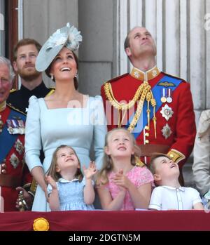 Catherine Duchessa di Cambridge, il Principe William, il Principe George, Savannah Phillips e la Principessa Charlotte sul balcone di Buckingham Palace a Trooping the Color, Londra. Il credito fotografico dovrebbe essere: Doug Peters/EMPICS Foto Stock