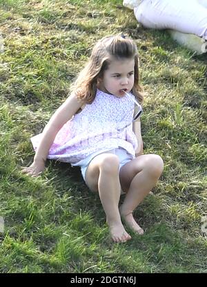 La principessa Charlotte guarda come il principe William Duke di Cambridge gioca a Polo al Gloucestershire Festival di Polo, il Beaufort Club, . Il credito fotografico dovrebbe essere: Doug Peters/EMPICS Foto Stock