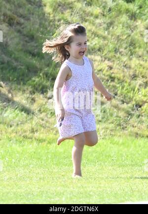 La principessa Charlotte guarda come il principe William Duke di Cambridge gioca a Polo al Gloucestershire Festival di Polo, il Beaufort Club, . Il credito fotografico dovrebbe essere: Doug Peters/EMPICS Foto Stock