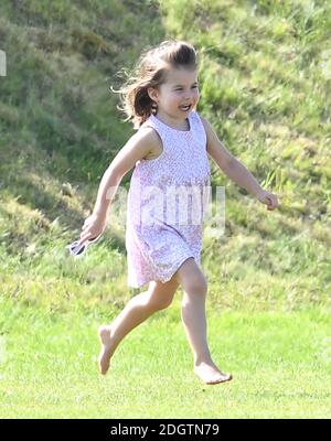 La principessa Charlotte guarda come il principe William Duke di Cambridge gioca a Polo al Gloucestershire Festival di Polo, il Beaufort Club, . Il credito fotografico dovrebbe essere: Doug Peters/EMPICS Foto Stock