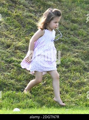 La principessa Charlotte guarda come il principe William Duke di Cambridge gioca a Polo al Gloucestershire Festival di Polo, il Beaufort Club, . Il credito fotografico dovrebbe essere: Doug Peters/EMPICS Foto Stock