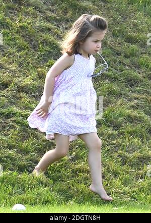 La principessa Charlotte guarda come il principe William Duke di Cambridge gioca a Polo al Gloucestershire Festival di Polo, il Beaufort Club, . Il credito fotografico dovrebbe essere: Doug Peters/EMPICS Foto Stock