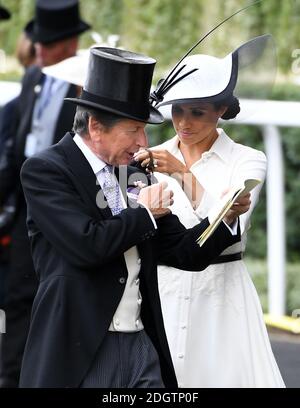 Il direttore delle corse John Warren (a sinistra) e la duchessa del Sussex Durante il giorno uno di Ascot reale all'Ippodromo di Ascot Foto Stock