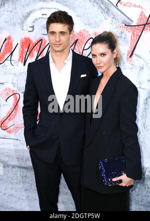 Max Iron e Sophie Pera partecipano al Serpentine Summer Party 2018 che si tiene al Serpentine Galleries Pavilion, Kensington Gardens, Londra. Il credito immagine dovrebbe essere Doug Peters/EMPICS Entertainment Foto Stock