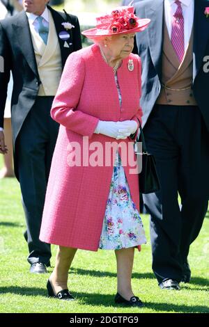 Regina Elisabetta II durante il terzo giorno di Ascot reale all'Ippodromo di Ascot. Il credito fotografico dovrebbe essere: Doug Peters/EMPICS Entertainment Foto Stock