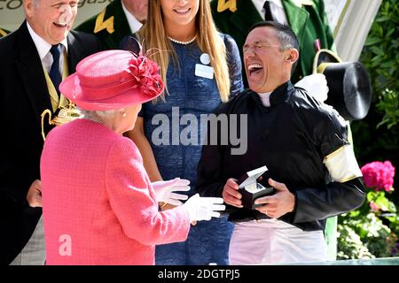 Regina Elisabetta II (a sinistra) con il fantino Frankie Dettori (a destra) durante Giorno tre di Ascot reale all'Ippodromo di Ascot Foto Stock