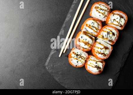 Sushi Rolls Philadelphia con salmone e condito con formaggio cremoso Foto Stock