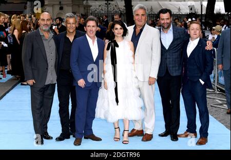 (Da sinistra a destra) il direttore Oliver Parker, Rupert Graves, Rob Brydon, Charlotte Riley, Jim carter, Daniel Mays e Thomas Turgoose frequentano la prima del nuoto con gli uomini tenutasi a Curzon Mayfair, Londra. Il credito fotografico dovrebbe essere: Doug Peters/EMPICS Foto Stock