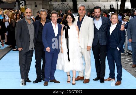 (Da sinistra a destra) il direttore Oliver Parker, Rupert Graves, Rob Brydon, Charlotte Riley, Jim carter, Daniel Mays e Thomas Turgoose frequentano la prima del nuoto con gli uomini tenutasi a Curzon Mayfair, Londra. Il credito fotografico dovrebbe essere: Doug Peters/EMPICS Foto Stock