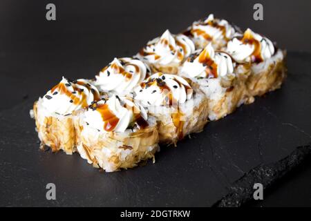 Panini al sushi Bonito e conditi con formaggio cremoso Foto Stock