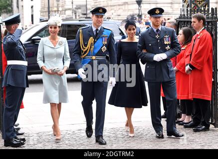 Catherine, Duchessa di Cambridge (a sinistra), il Principe Guglielmo, Duca di Cambridge (seconda a sinistra), Meghan, Duchessa di Sussex, e il Principe Harry (a destra) durante il centenario della RAF all'Abbazia di Westminster, Londra. Il credito fotografico dovrebbe essere: Doug Peters/EMPICS Foto Stock